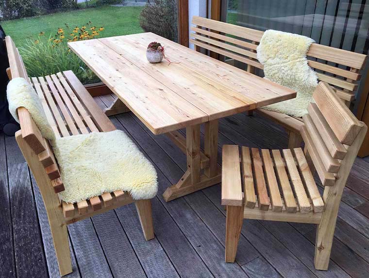 Wetterfeste Gartenmöbel aus Massivholz für ihre Terrasse